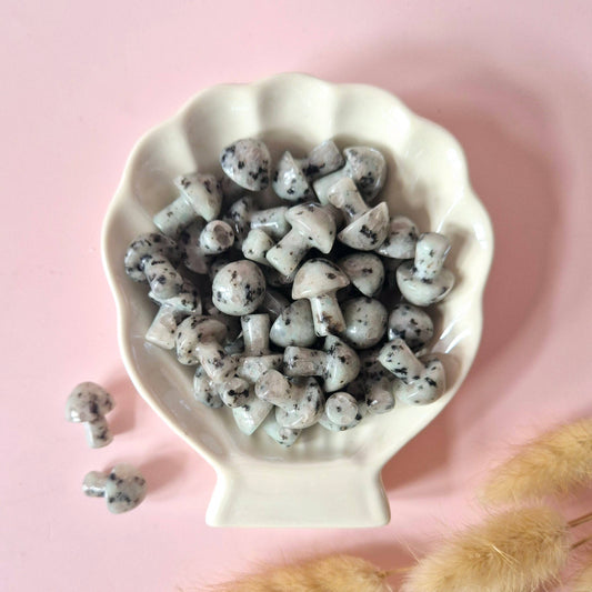 Mini Gemstone Mushroom – Sesame Stone (Kiwi Jasper) (2 cm)